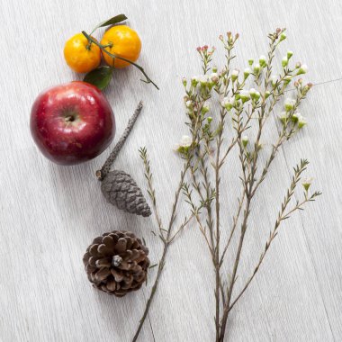 Elma ve hediye için masada koni ile mandalina