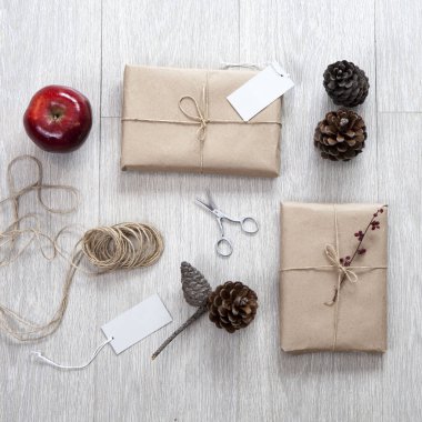 Masaya hediye paketleri için çeşitli maddelerinin.