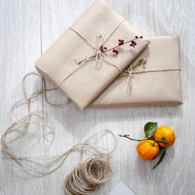 Masaya hediye paketleri için çeşitli maddelerinin.