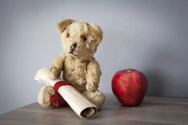 Eski vintage oyuncak ayı capboard üzerinde oturan apple ile — Stok fotoğraf