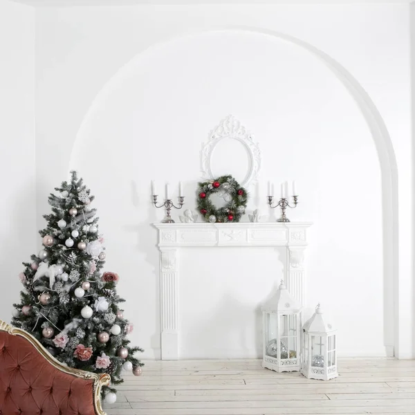 Studio sapin de Noël tourné avec beaucoup d'argent et de décorations rouges — Photo