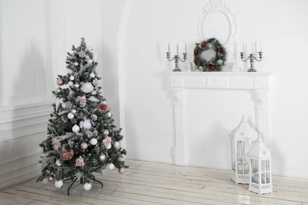 Studio sapin de Noël tourné avec beaucoup d'argent et de décorations rouges — Photo