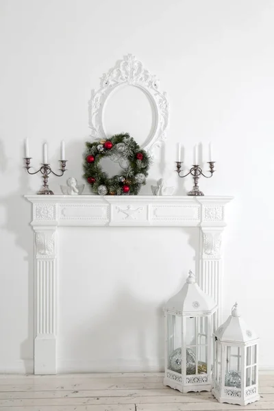 Albero di Natale studio girato con un sacco di argento e decorazioni rosse — Foto Stock