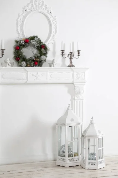 Weihnachtsbaumstudio mit viel silbernem und rotem Schmuck — Stockfoto