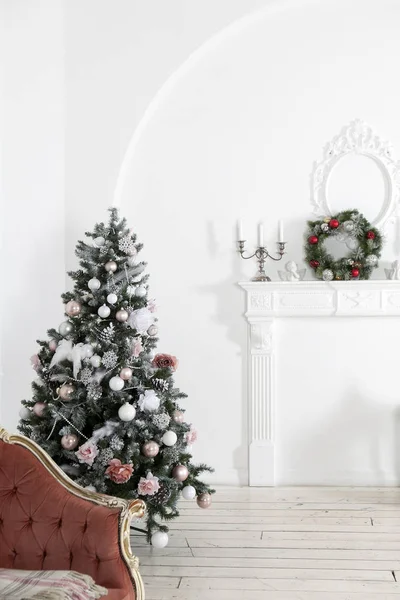 Studio sapin de Noël tourné avec beaucoup d'argent et de décorations rouges — Photo