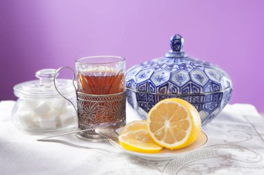 çay bardak tutucu, mavi şeker kase ve daire ile bir 