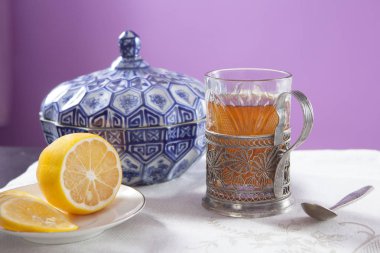 çay bardak tutucu, mavi şeker kase ve daire ile bir 