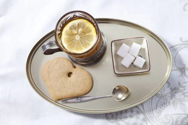 Cam çay bardak tutucu, bir limon üzerinde beyaz bir daire — Stok fotoğraf