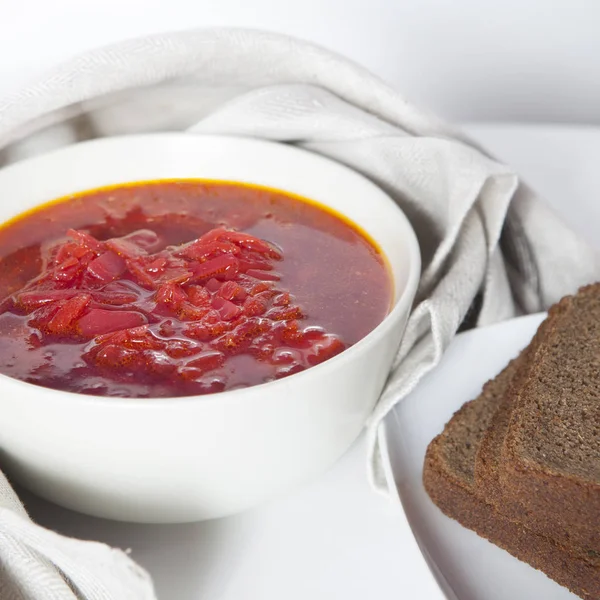 Ucrainian russian traditional vegetarian red soup - borsch in wh — Stock Photo, Image