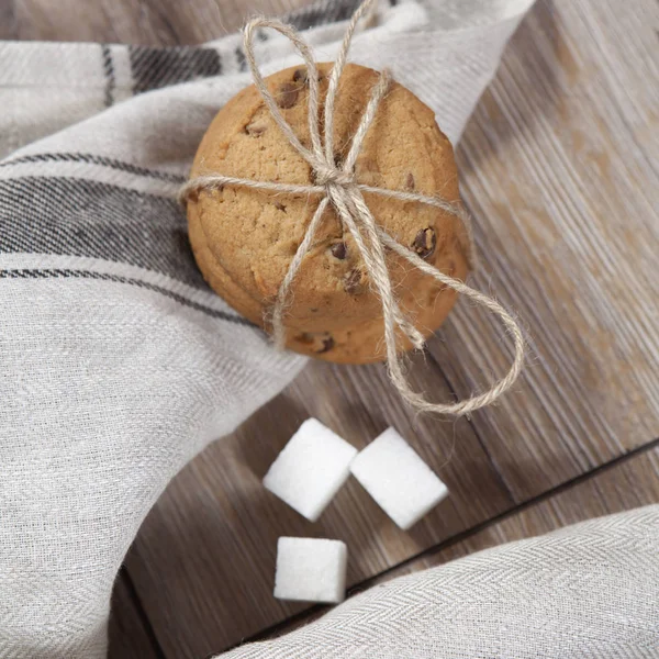 Oat cookies with chocolate chips tied with linen cord for gift b — Stock Photo, Image