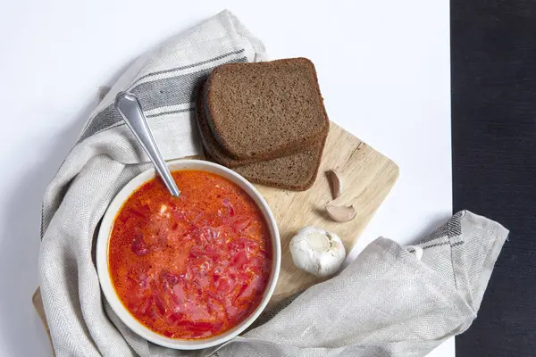 Ucrainian ryska traditionella vegetarisk röd soppa - borsch i wh — Stockfoto
