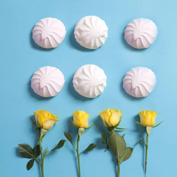 Padrão com marshmallows e rosa amarela como ornamento em um fundo azul. Design fresco para impressão O tema de verão . — Fotografia de Stock