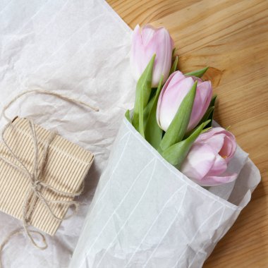 Yıldönümü Pembe Lale buketi beyaz kağıt sarılı. Üstten Görünüm taze laleler, görüntü kavramı için Düğün blog, anneler günü hediyesi, demet, Sevgililer kartı veya arka plan seviyorum