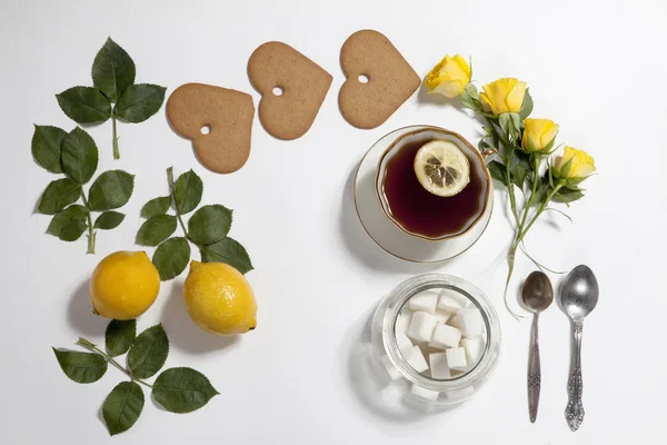 Adorno de limones, galletas y hojas de rosa sobre fondo blanco. Receta de pan de jengibre —  Fotos de Stock