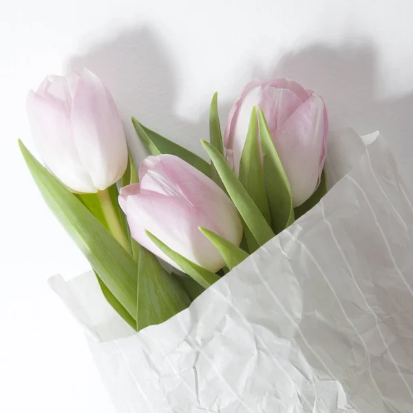 De verjaardag roze tulp bloemboeket verpakt in wit papier — Stockfoto