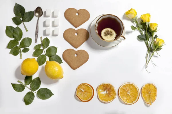Adorno de limones, galletas y hojas de rosa sobre fondo blanco. Receta de pan de jengibre —  Fotos de Stock