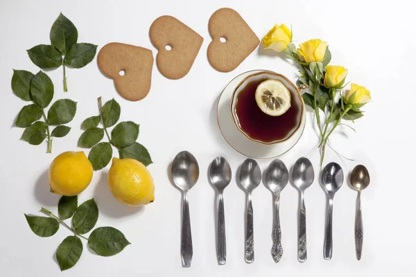 Ornament aus Zitronen, Keksen und Rosenblättern auf weißem Hintergrund. Rezept für Lebkuchen — Stockfoto