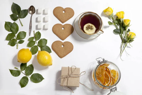 Ornament z citronů, cookies a růže listí na bílém pozadí. Recept perník — Stock fotografie