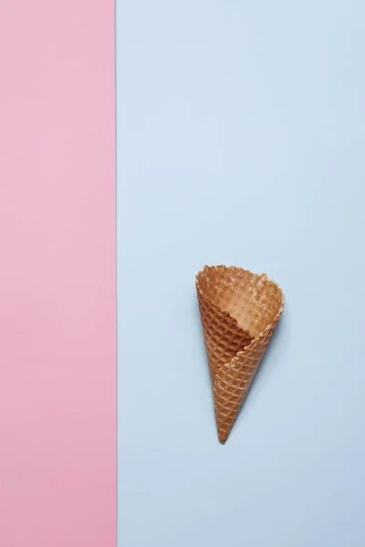 El Cono de helado vacío sobre fondo azul y rosa — Foto de Stock