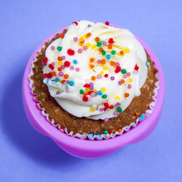 Cupcakes com creme branco no fundo azul , — Fotografia de Stock