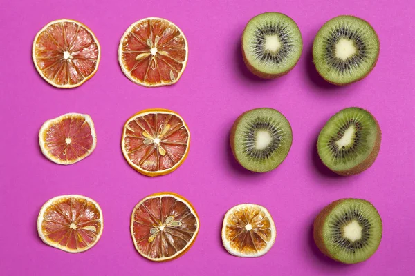 Sinaasappel- en citroenbomen slice op een Bourgondische achtergrond gedroogd als een kunstwerk dat kan worden gebruikt voor decoratie — Stockfoto