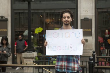 Oxford Street Metro girişine yakın bir afişini 