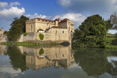 İngiltere'nin kent bölgesinde yer alan görkemli leeds castle.