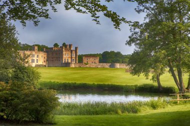 İngiltere'nin kent bölgesinde yer alan görkemli leeds castle.