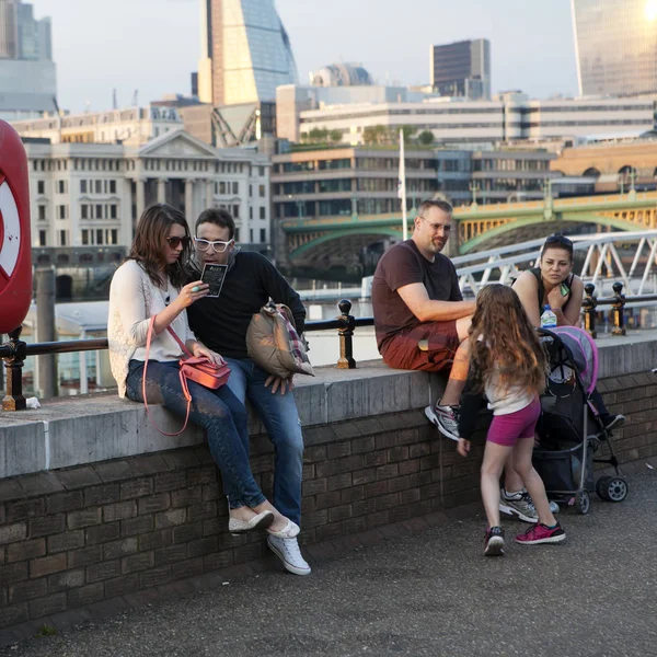 Csípő férfi és nő öltözve hűvös londoni stílusú séta a South bank — Stock Fotó