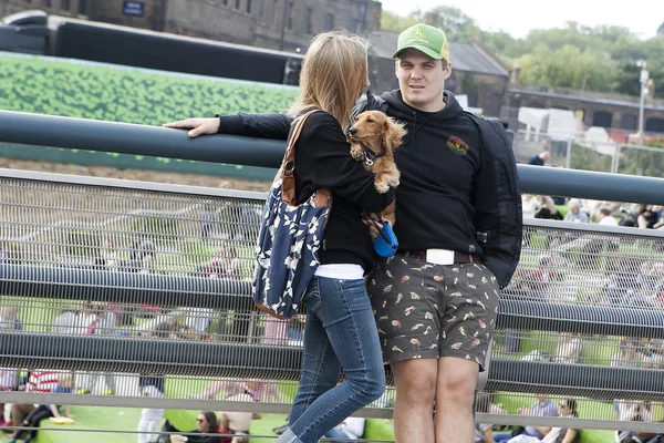 Een man en een vrouw met een hond in haar armen permanent naast het kanaal in de buurt van King's Cross — Stockfoto