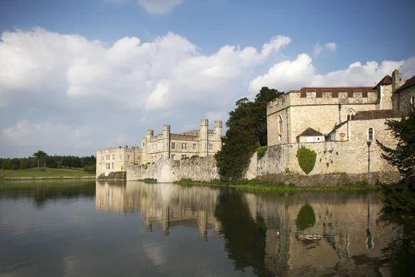 Majestatyczny zamek leeds położony jest w regionie kent w Anglii. — Zdjęcie stockowe