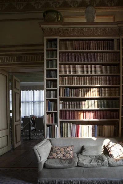 Intérieur typique du château anglais. Bibliothèque intérieure du château de Leeds — Photo