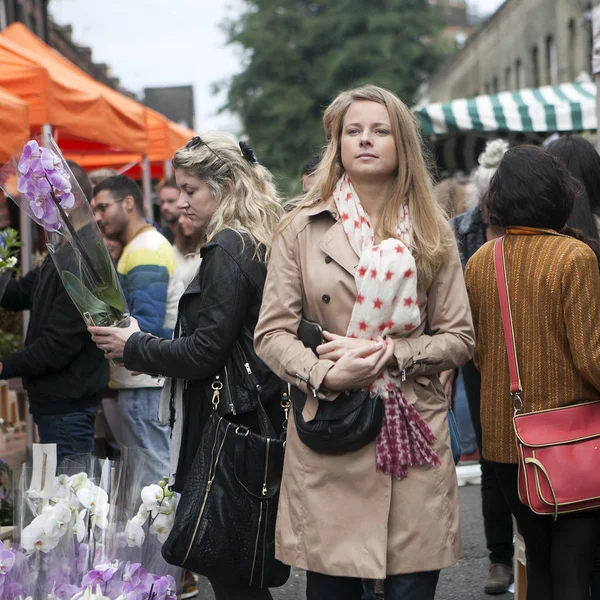 Les gens se rassemblent au Columbia Road Flower Market dans l'est de Londres. Ce marché est autant social que d'acheter — Photo