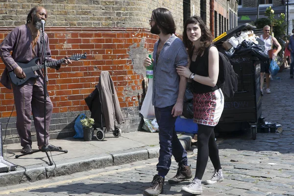 Zespół jazzowy Busker, występując na Columbia targ kwiatowy Road, Londyn, Anglia, Wielka Brytania — Zdjęcie stockowe