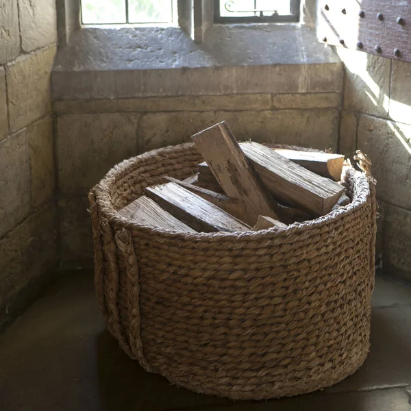 A lenha em uma cesta de vime na sauna — Fotografia de Stock