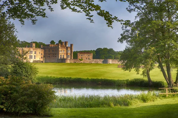 O majestoso castelo de Leeds situado na região de Kent, na Inglaterra . — Fotografia de Stock