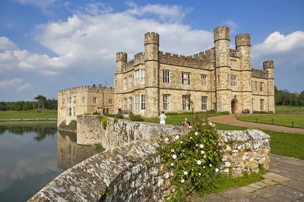 İngiltere'nin kent bölgesinde yer alan görkemli leeds castle.