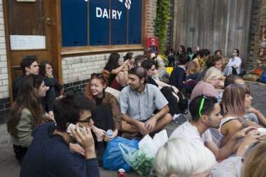 Pazar çiçek pazarı Columbia yolda. Yerel kaldırımlar üzerinde oturan şarap içmek, yemek ve sokak müzisyenleri dinle. Biraz-in onları dans.