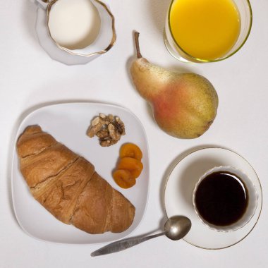 Bütün gün için ideal kahvaltı uygun enerji için. Kahve, portakal suyu, meyve ve kruvasan.