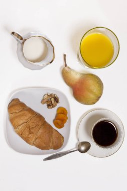 Bütün gün için ideal kahvaltı uygun enerji için. Kahve, portakal suyu, meyve ve kruvasan.