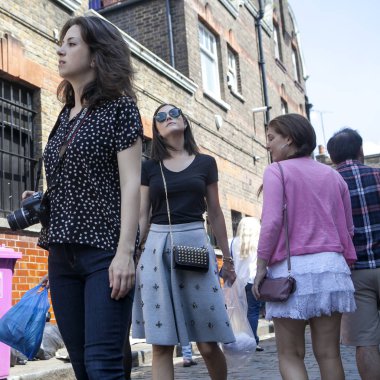 Brick Lane yaz. Brick Lane üzerinde-kızsın bir çanta ile kamera kızla