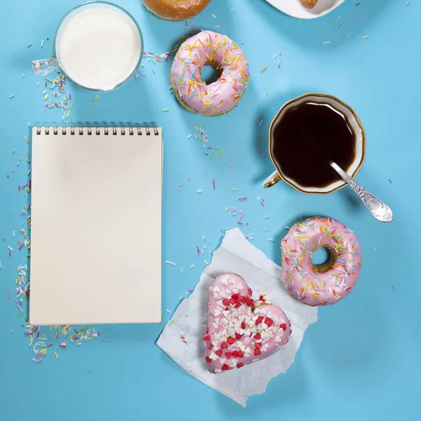 Ideale ontbijt voor de juiste energie voor de volledige dag. Verse koffie met melk en donuts. Hipster foto's. Bovenaanzicht — Stockfoto