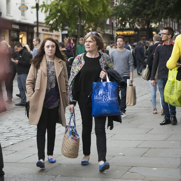 A Sportruházat súlyos anya és lánya egy bézs színű kabát bevásárol a Covent Garden — Stock Fotó