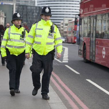 Silahlı bir polis memuru nöbet Westminster Bridge yakınındaki standları bir
