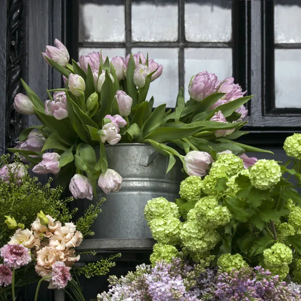Duże bukiety tulipanów, bzy i pąki lilii na sprzedaż — Zdjęcie stockowe