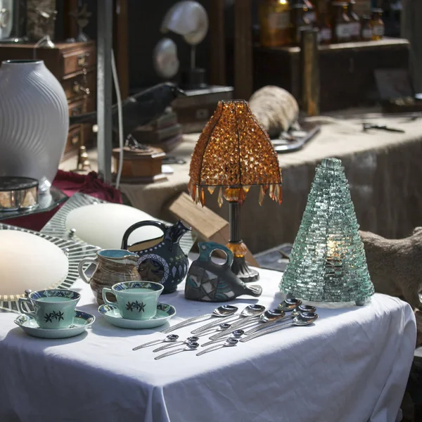 Lampes, tasses et cuillères et autres choses sur le marché Spitalfields près du métro de Liverpool Street . — Photo