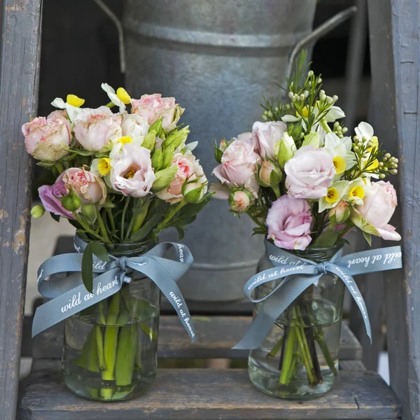 Bouquet of lisianthus, roses and carnations on the steps of the staircase as decoration of the entrance to the house — Stock Photo, Image