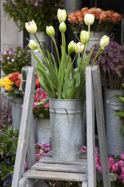 The bucket with a bouquet of yellow tulips in a vase as a decoration for the entrance of the house — Stock Photo, Image