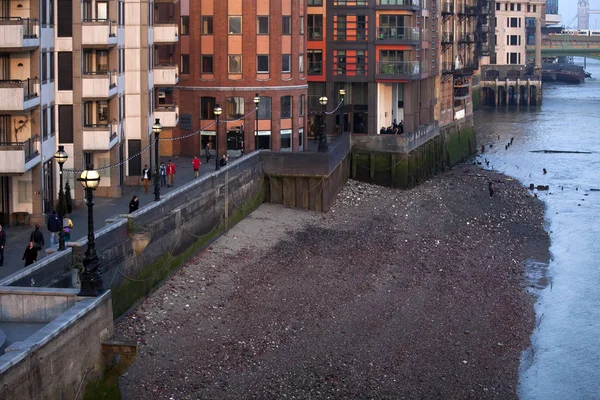 Blick auf die Themse in der Dämmerung in der Nähe der Tower Bridge. Niedrigwasser — Stockfoto