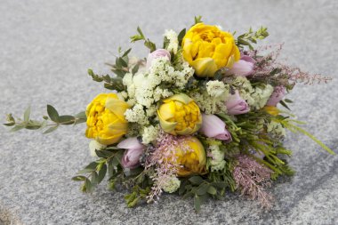 pembe ve Sarı laleler için kurutulmuş çiçekli buket